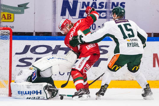 Moras Viktor Amnér oroar framför Färjestads målvakt
