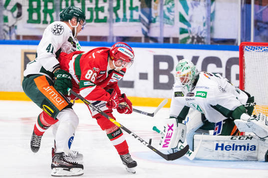 Färjestads Ilari Melart och målvakt Adam Werner  utmanas