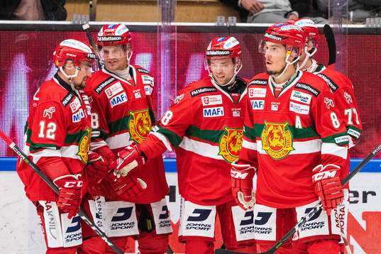 Moras Spencer Abbott (mitten) jublar med lagkamrater Kevin