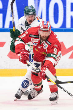 Moras Andrew Rowe  och Färjestads Sebastian Erixon