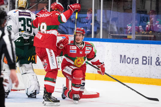 Moras Robin Johansson jublar