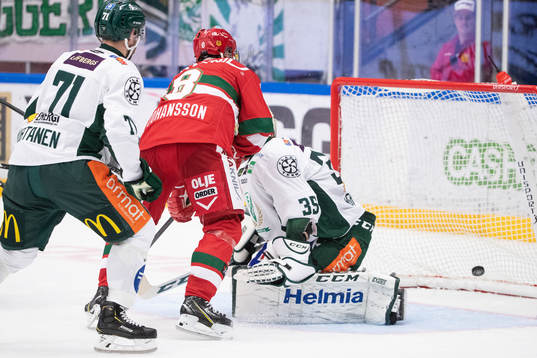 Moras Robin Johansson gör 2-1 bakom Färjestads målvakt