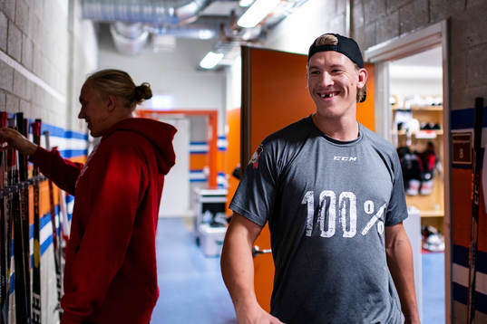 Malmö Redhawks Emil Sylvegård  före ishockeymatchen i