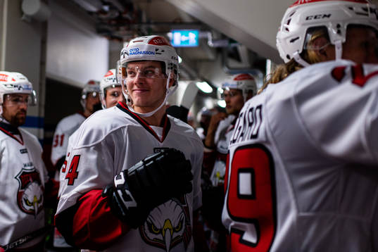 Malmö Redhawks Carl-Johan Lerby på väg ut till värmning