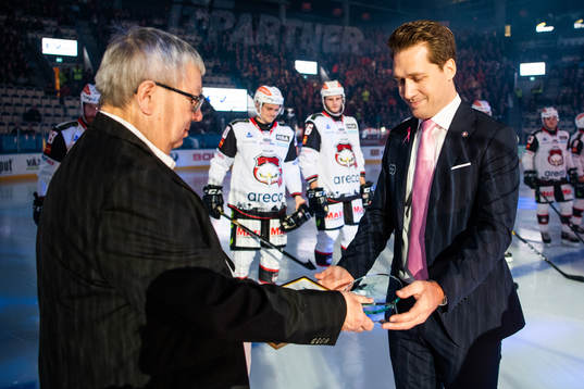 Växjös tränare Sam Hallam får pris som Årets Coach