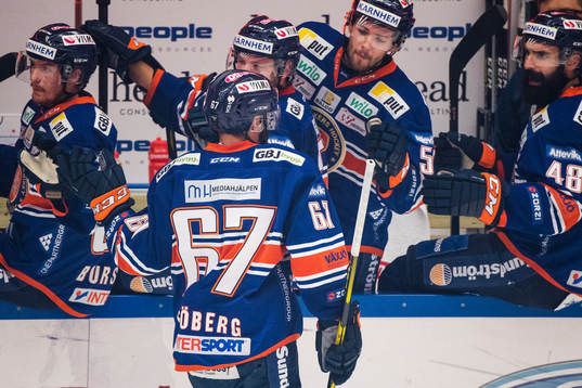 Växjös Linus Fröberg jublar med lagkamrater