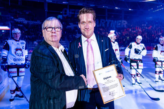 Alf Svensson från hockeyjournalisternas kamratförening