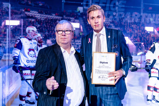 Alf Svensson från hockeyjournalisternas kamratförening