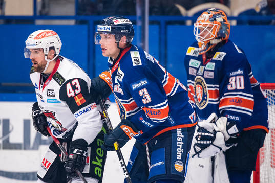 Malmö Redhawks Nichlas Hardt med Växjös Oliver Bohm och
