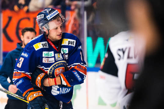 Växjös Oliver Bohm lämnar isen skadad