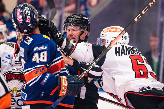 Gruff mellan Växjös Daniel Rahimi och Malmö Redhawks