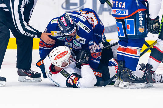 Växjös Niclas Burström ligger på Axel Wemmenborn