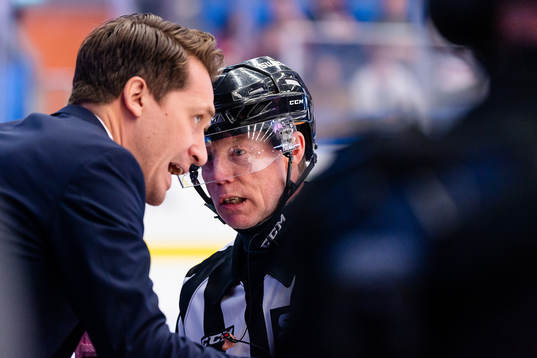 Växjös tränare Sam Hallam pratar med Domare Pehr Claesson
