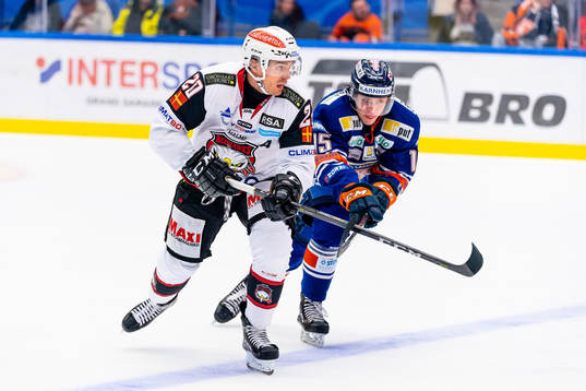 Malmö Redhawks Henrik Hetta jagas av Växjös Dominik Bokk