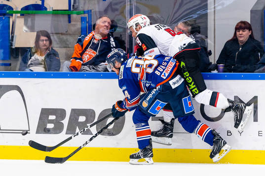 Växjös Niclas Burström tacklar Malmö Redhawks Frederik