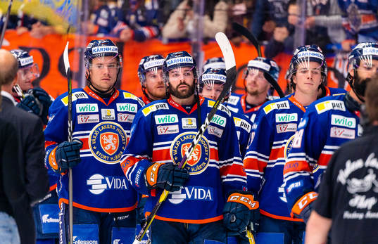 Växjös Linus Fröberg jublar framför fansen