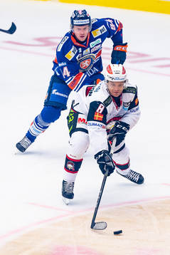 Malmö Redhawks Johan Olofsson jagas av Växjös Joel