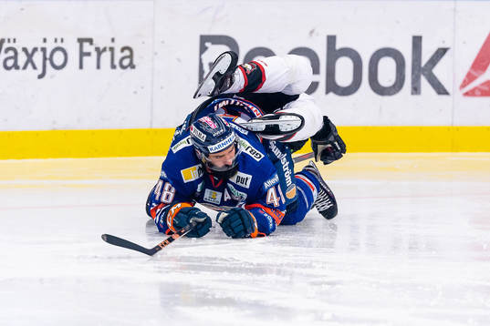 En malmöspelare ligger över Växjös Daniel Rahimi