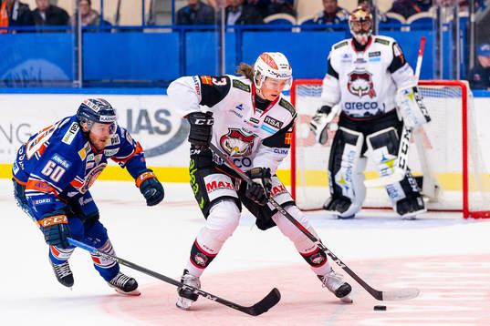 Växjös Erik Josefsson jagar Malmö Redhawks Malte Setkov