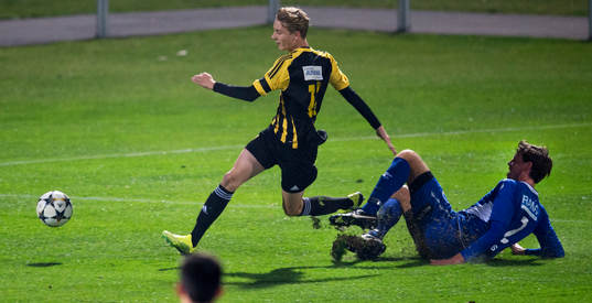 IFK Hässleholms Lucas Johnsson görs ner i matchen i