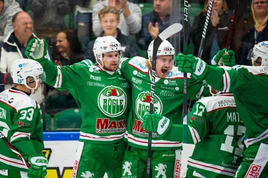 Rögles Jonas Ahnelöv jublar med lagkamraterefter att han