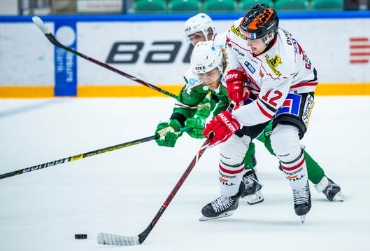 Rögles Olle Liss i kamp om pucken med Örebros Glenn