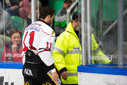 Örebros Aaron Palushaj lämnar isen