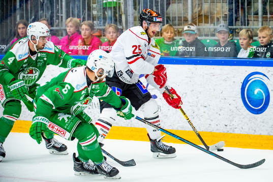 Rögles Kodie Curran och Craig Schira bevakar Örebros