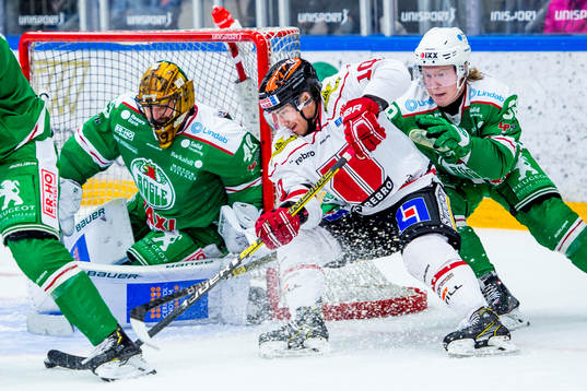 Örebros Shane Harper oroar framför Rögles Erik Andersson
