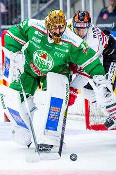 Örebros Nick Ebert och Rögles målvakt Justin Pogge