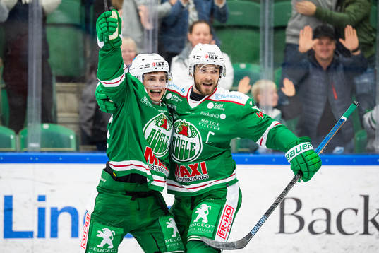 Rögles Leon Bristedt jublar med Craig Schira