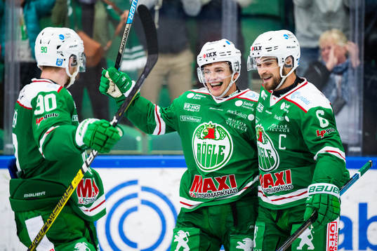 Rögles Leon Bristedt (mitten) jublar med Ted Brithén och