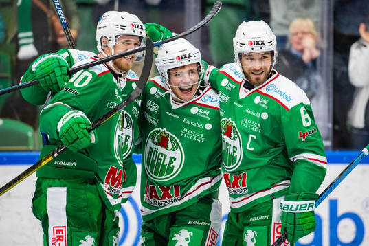 Rögles Leon Bristedt (mitten) jublar med Ted Brithén och
