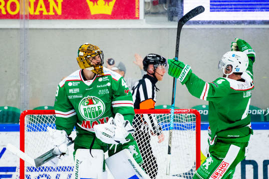 Rögles målvakt Justin Pogge jublar med Kodie Curran