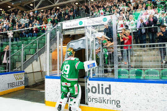 Rögles målvakt Justin Pogge tackar publiken