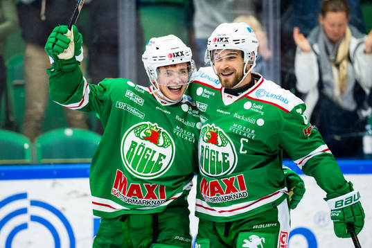 Rögles Leon Bristedt och Craig Schira jublar