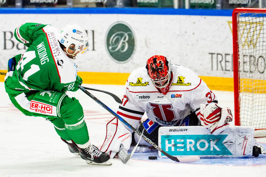 Rögles Daniel Widing kommer fri mot Örebros målvakt Eero