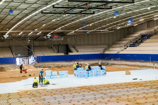 Arbete pågår med issbytet på Malmö Isstadion