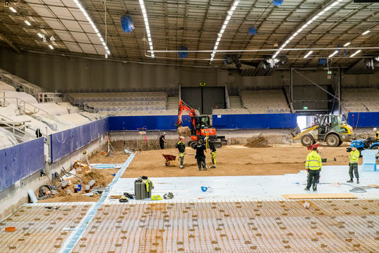 Arbete pågår med issbytet på Malmö Isstadion
