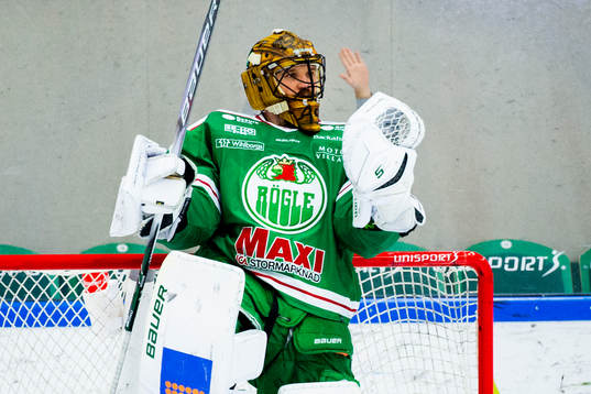 Rögles målvakt Justin Pogge jublar