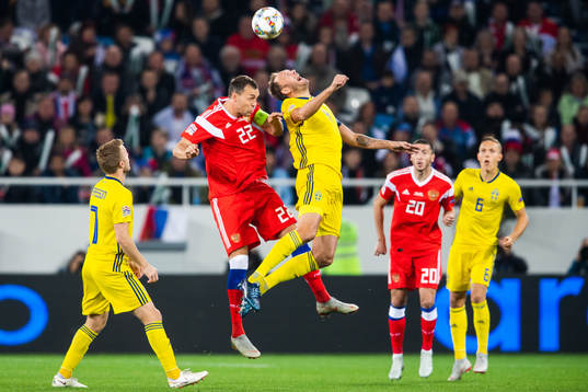 Artem Dzyuba of Russia and Andreas Granqvist of Sweden