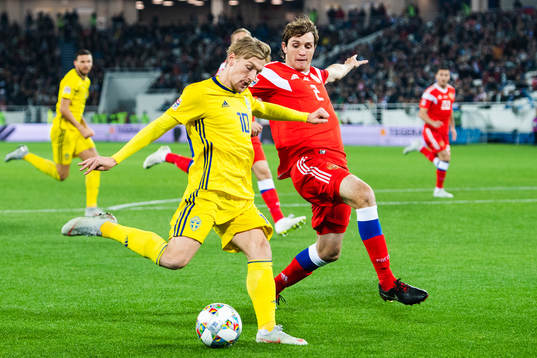 Emil Forsberg of Sweden and Fernandes Mario of Russia