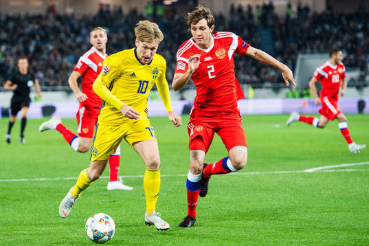 Emil Forsberg of Sweden and Fernandes Mario of Russia