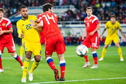 Isaac Kiese Thelin of Sweden and Giorgi Jikla of Russia
