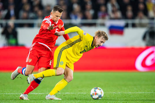 Emil Forsberg of Sweden and Denis Cheryshev of Russia