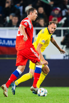 Artem Dzyuba of Russia challenges Andreas Granqvist of
