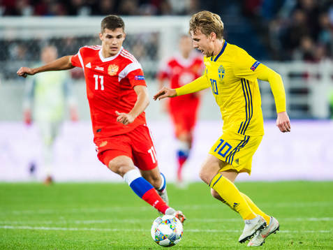 Roman Zobnin of Russia and Emil Forsberg of Sweden