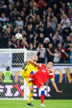 Andreas Granqvist of Sweden and Artem Dzyuba of Russia