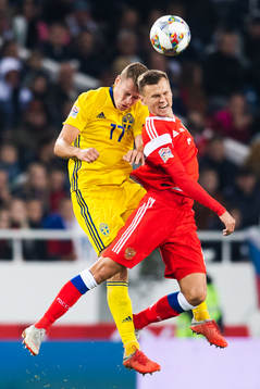 Viktor Claesson of Sweden and Denis Cheryshev of Russia