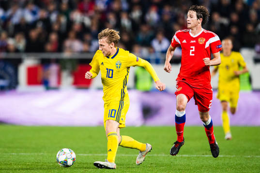 Emil Forsberg of Sweden and Fernandes Mario of Russia